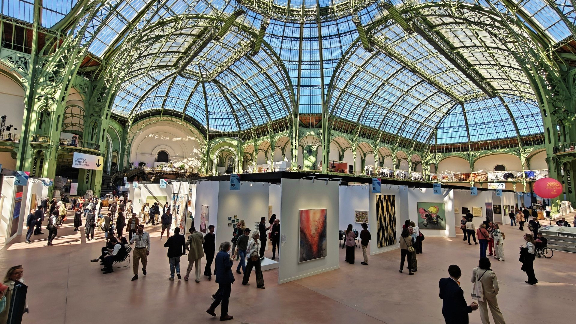 Visiteurs découvrant une exposition d’art contemporain au Grand Palais