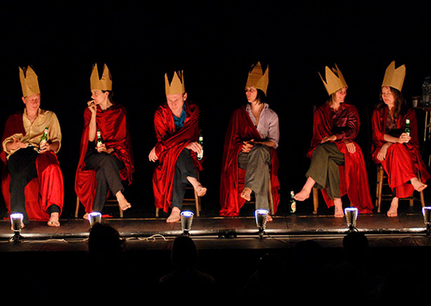Spectacle de danse avant-garde présenté pendant le Festival d'Automne à Paris