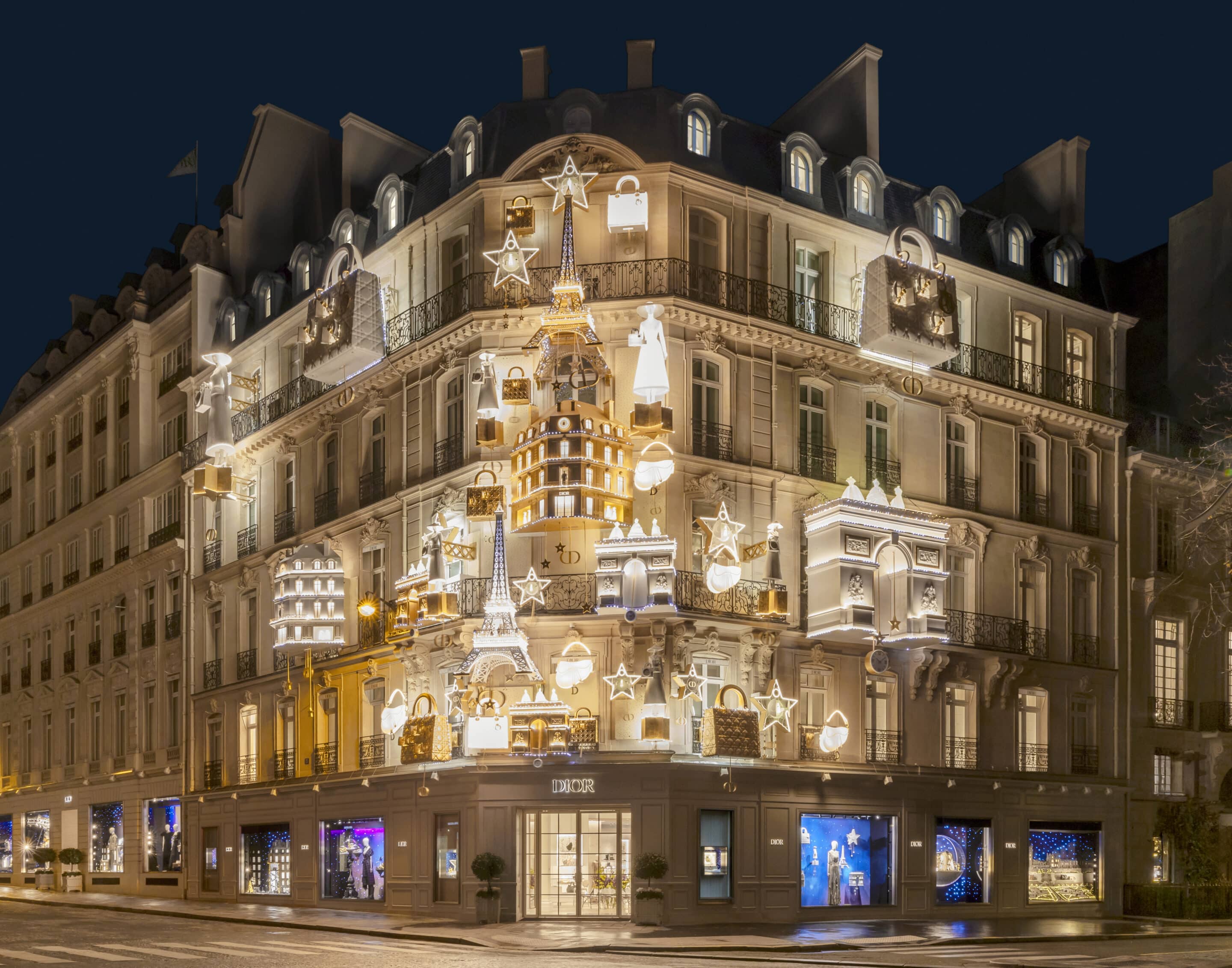 Ambiance festive et lumineuse du marché de Noël de l'avenue Montaigne dans le 8e arrondissement