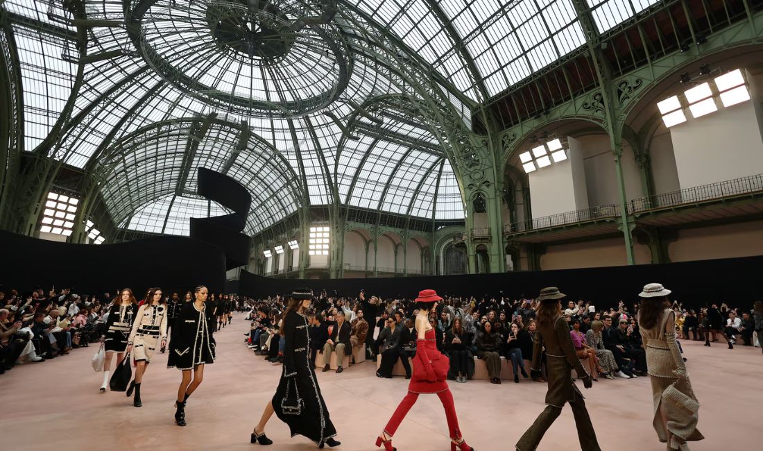 Invités et mannequins devant un lieu emblématique de la Fashion Week à Paris