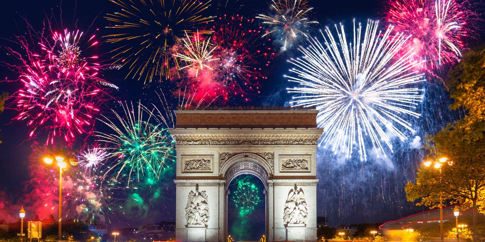 Projections lumineuses et illuminations sur les Champs-Élysées pour le Nouvel An à Paris